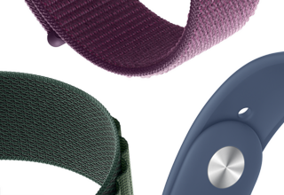 Die Apple Watch Series 10 mit Sportarmband in Denim neben dem Sportarmband in Pflaume, dem Sportarmband in Polarstern und dem Alpine Loop in Dunkelgr�n