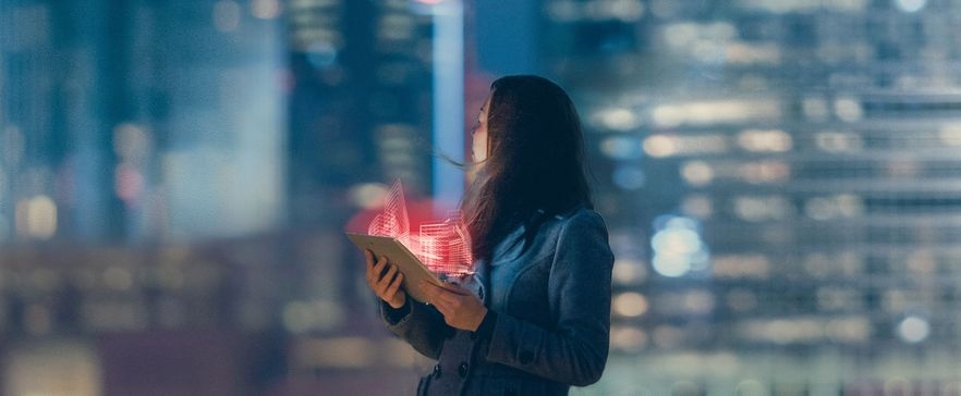 Frau mit 3D-Modell von Smart City