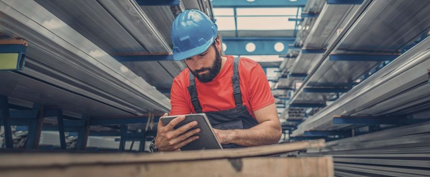 Mann arbeitet in Smart Factory