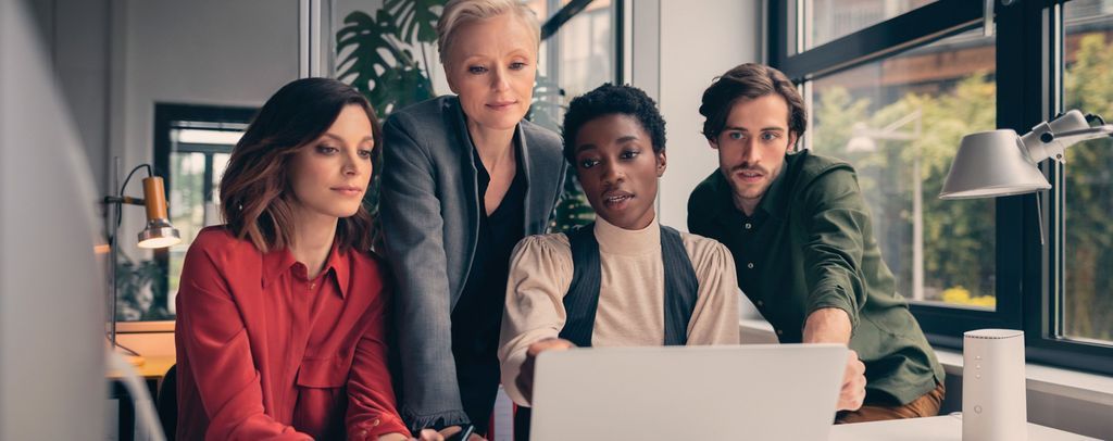 Kollegen nutzen Alibaba Cloud Paket