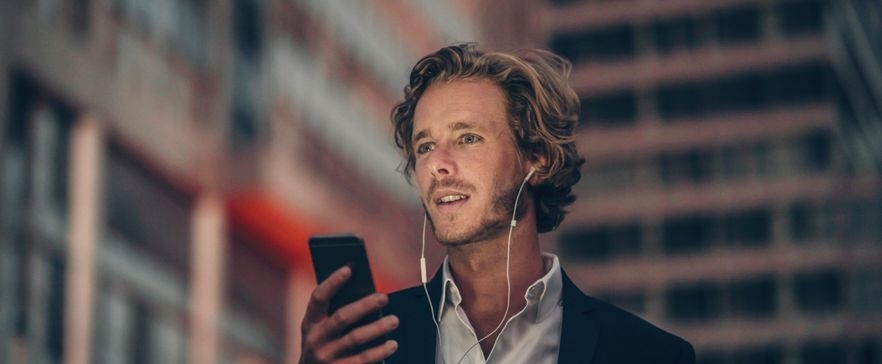 Mann mit Handy und Kopfhörern