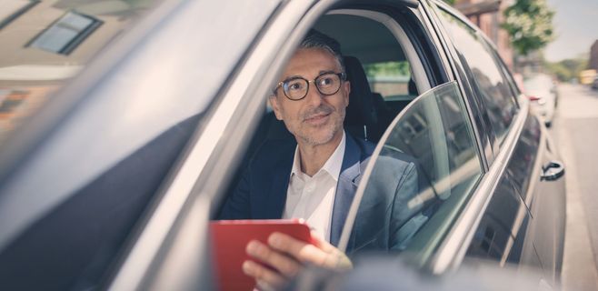 Geschäftsmann im Auto