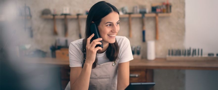 Frau nutzt Carrier Services