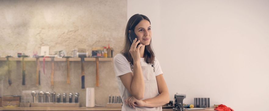 Frau, die telefoniert