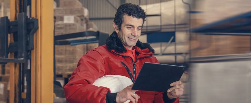 Mann nutzt Managed Services