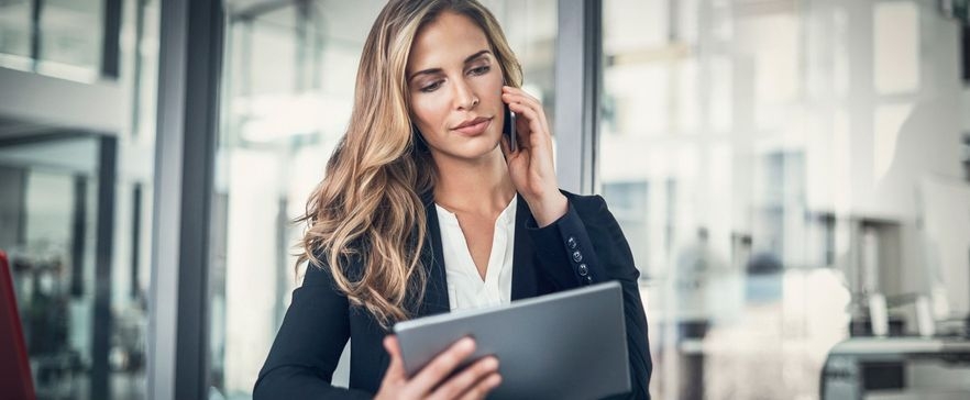 Frau nutzt Management Portal