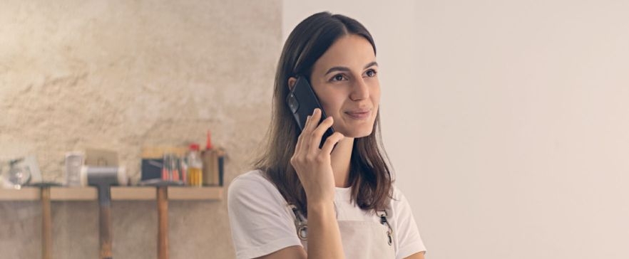 Privatkundin mit Telefon am Ohr