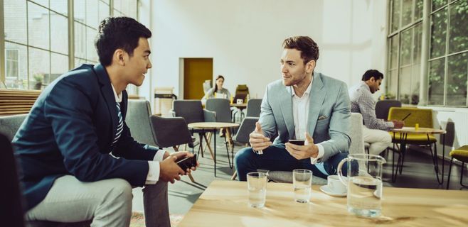 Zwei junge Herren beim Business Meeting