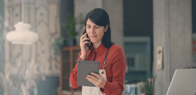 Künstlerin mit Smartphone und Tablet