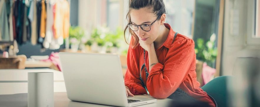Junge Dame arbeitet am Laptop