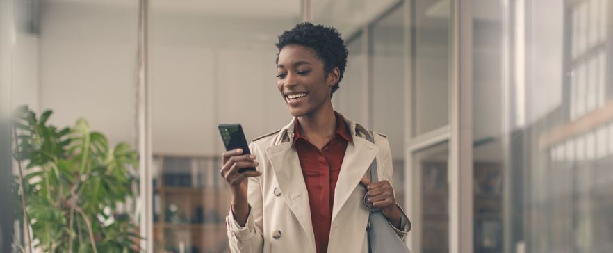 Geschäftsfrau chattet mit Microsoft Teams