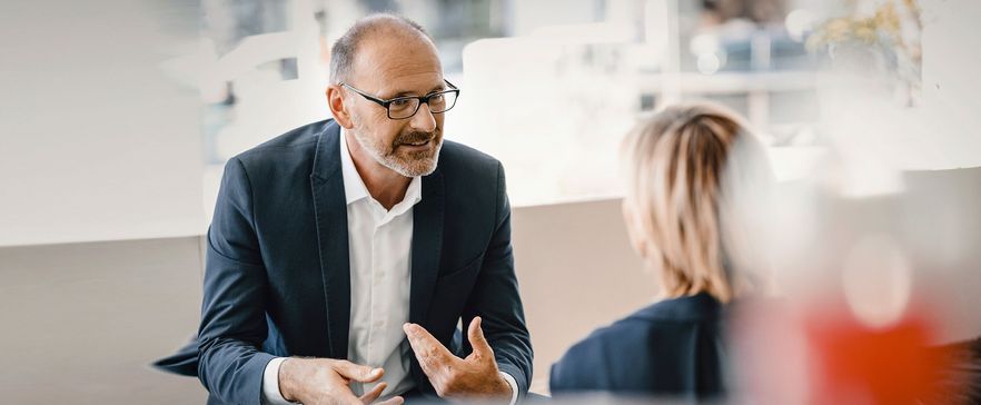 Geschäftspartner tauschen sich über Security-Lösung aus