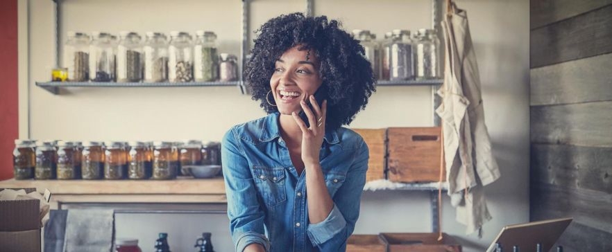 Frau telefoniert in der Küche