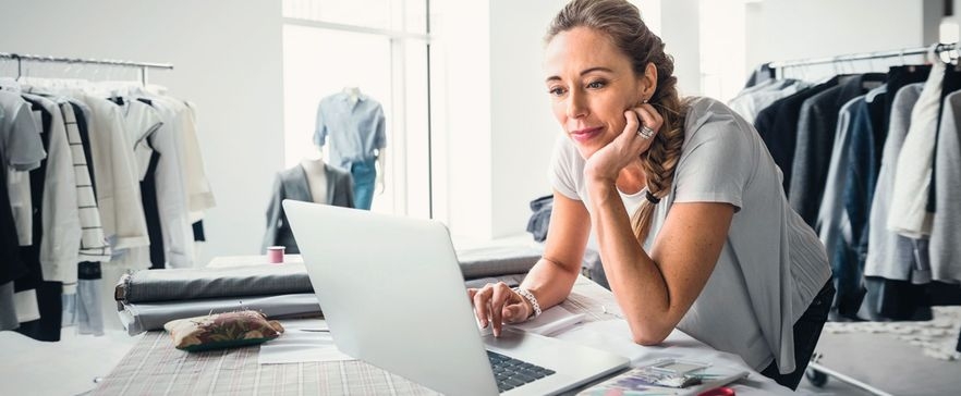 Frau am Laptop in Boutique