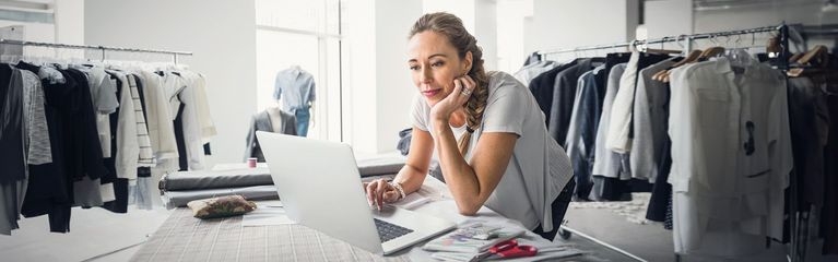 Frau am Laptop im Atelier
