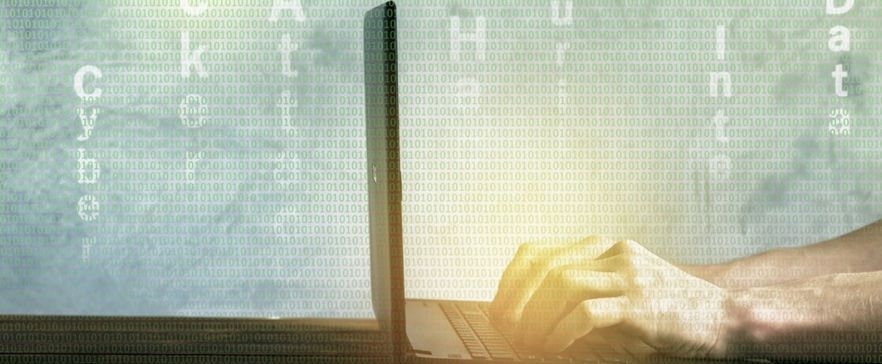 Person entfernt Spyware auf Laptop