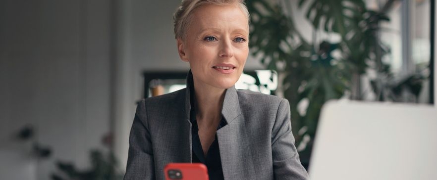 Business-Frau vor dem Laptop