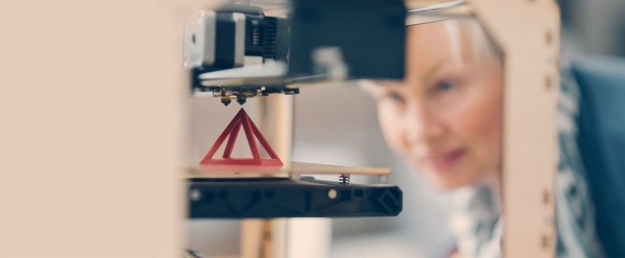 Frau nutzt IoT-Anwendung