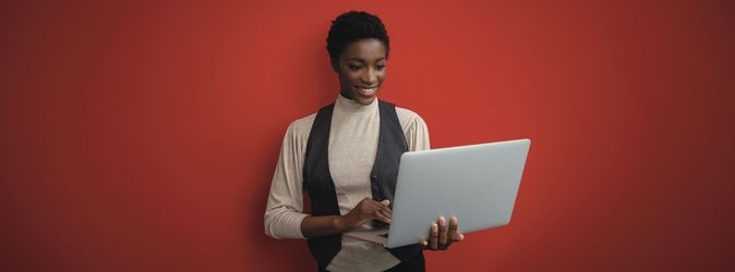 Frau liest MEC-Whitepaper