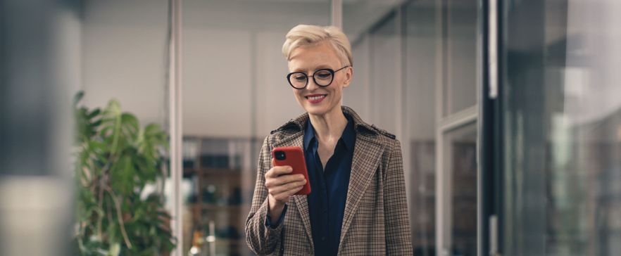 Frau, die auf ihr Handy schaut