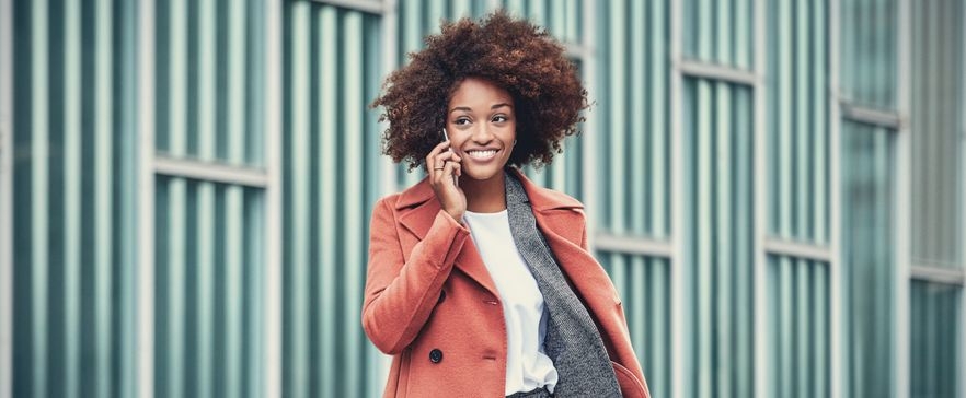 Frau, die draußen telefoniert