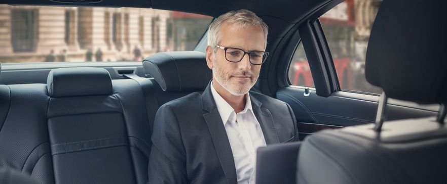 Geschäftsmann nutz Multi-Card 