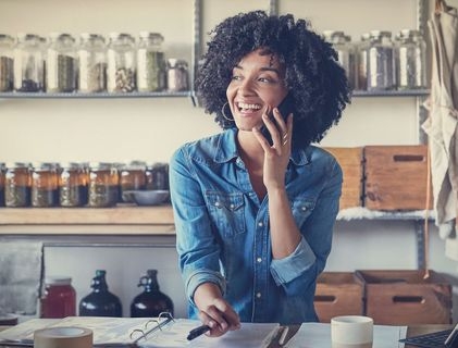 Geschäftskundin telefoniert mobil