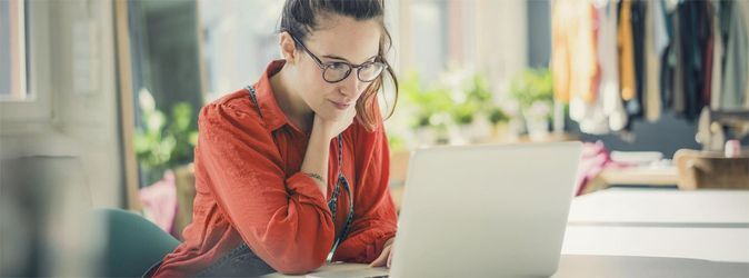 Frau liest Office 365-Whitepaper