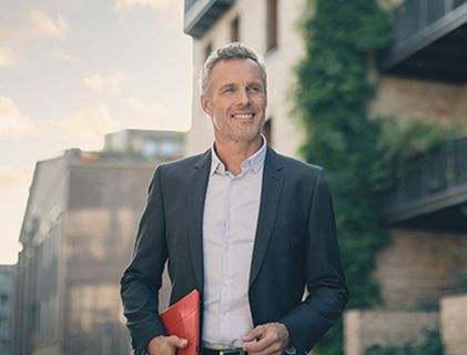 Mann geht durch ein Neubaugebiet.