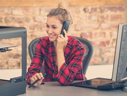 Frau bestellt IP Anlagen-Anschluss