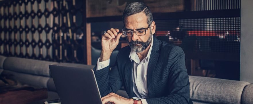 Mann, der am Laptop arbeitet