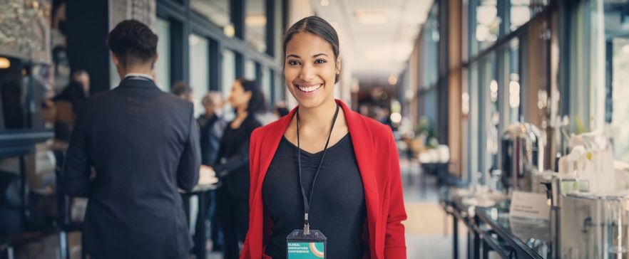 Frau auf einer Messe