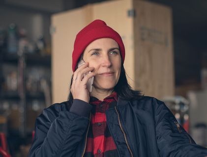 Frau telefoniert mit dem Handy.