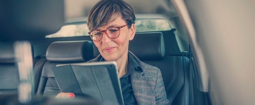 Frau nutzt WLAN im Auto