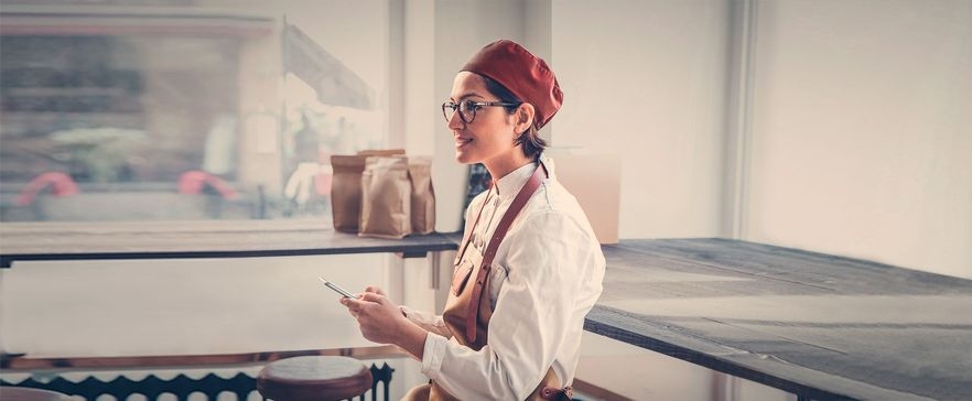 Frau in Bäckerei nutze WLAN-Hotspot