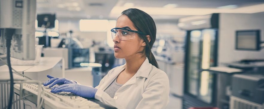 Frau arbeitet in Krankenhaus