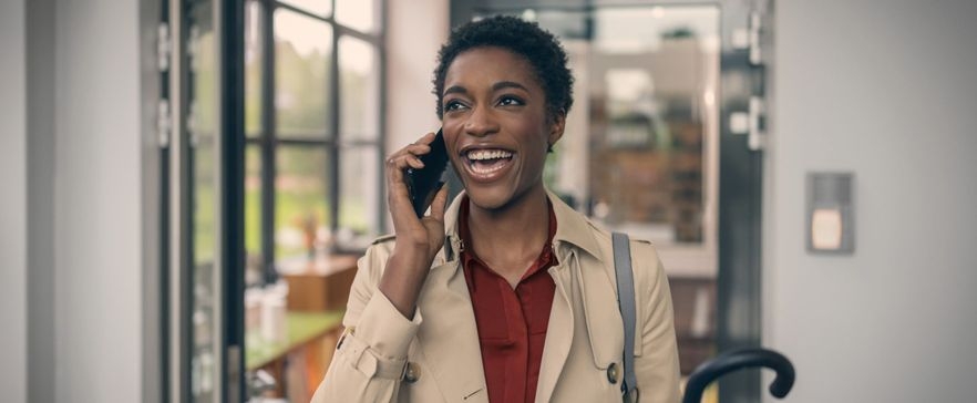 Frau, die telefoniert