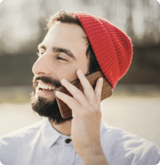 Mann mit Handy am Ohr