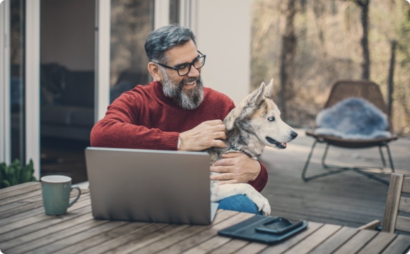 Mann mit Hund und Notebook