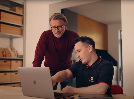 Vodafone Techniker mit Kunden