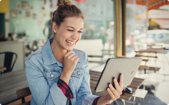 Frau mit Tablet surft mobil