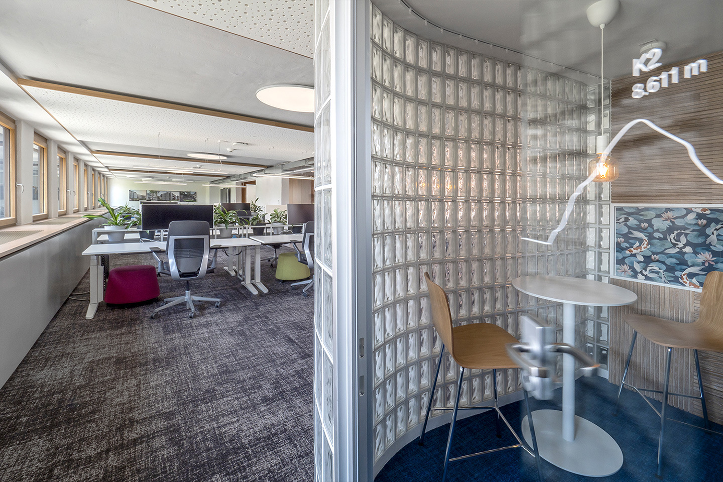 Modern eingerichtete B&uuml;rofl&auml;chen