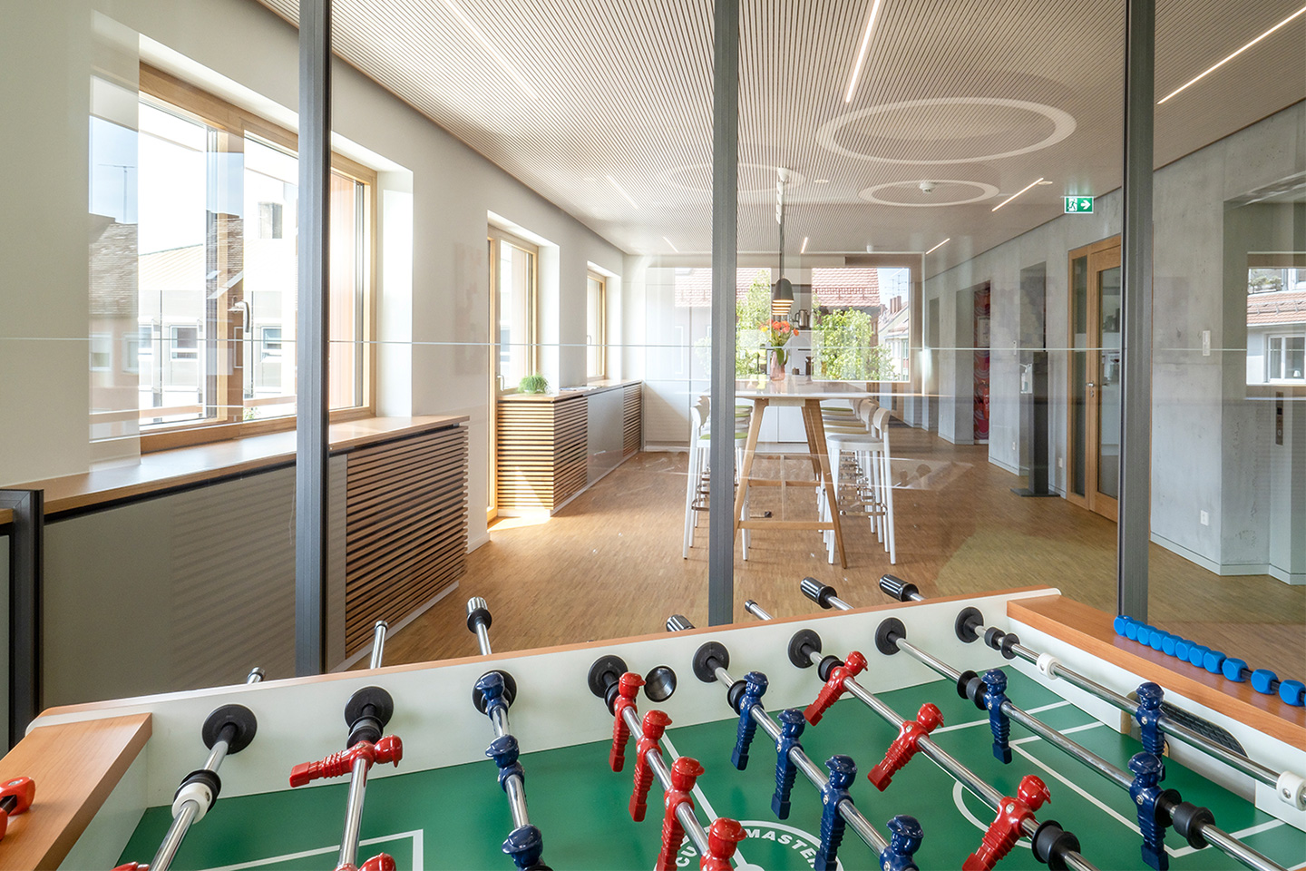 Tischfu&szlig;ball im hellen B&uuml;roraum