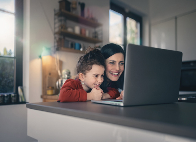 Mutter und Kind surfen im Internet