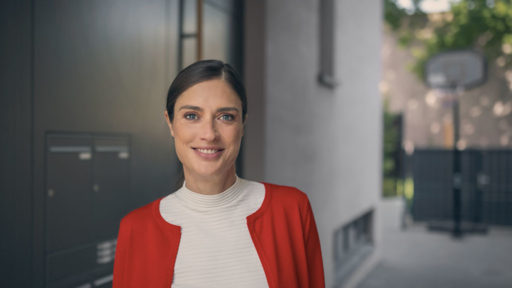 Bild einer Frau, die in die Kamera l&auml;chelt.