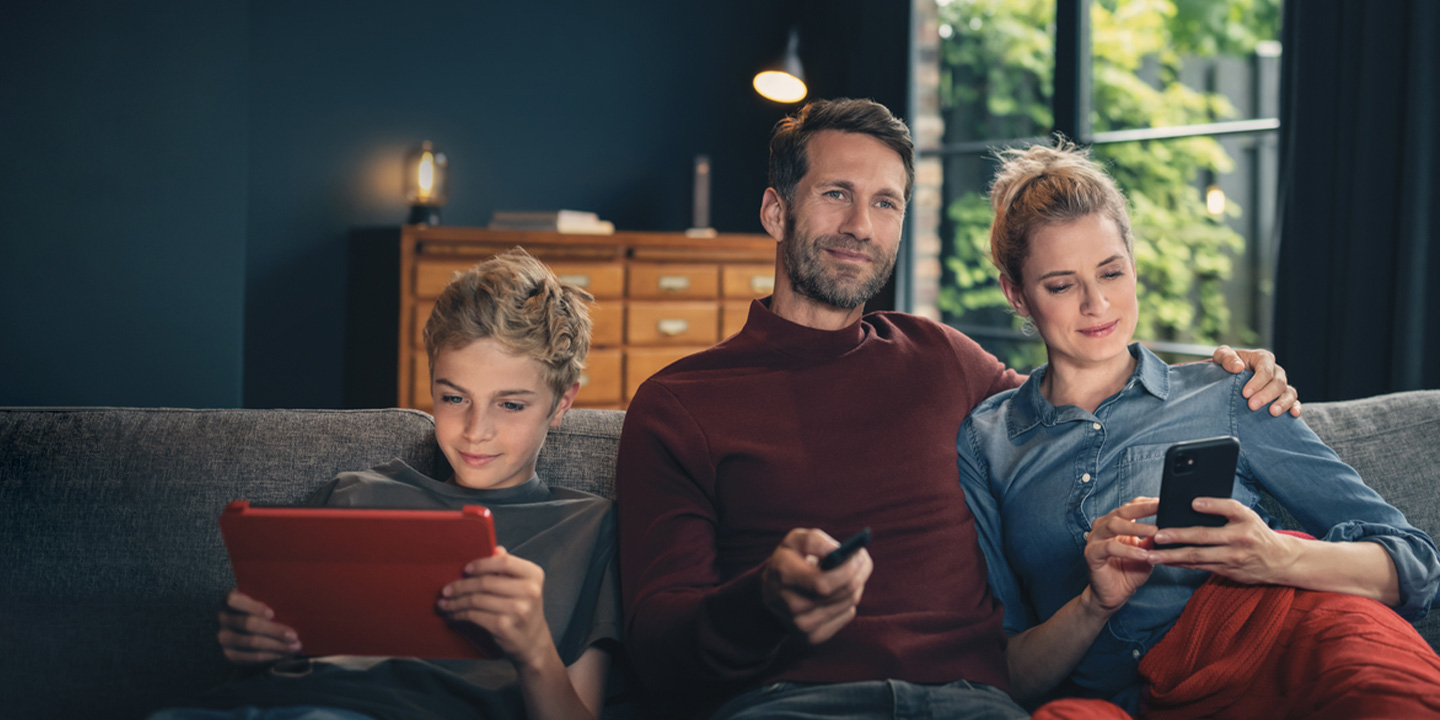 Familie gemeinsam beim fernsehen und streamen