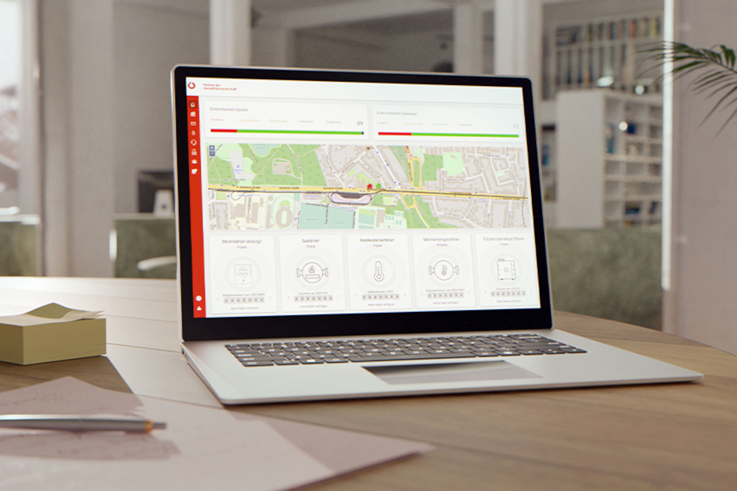 Dashboard zur Geb&auml;udekonnektivit&auml;t 4.0 auf einem Laptop, der auf einem Tisch steht