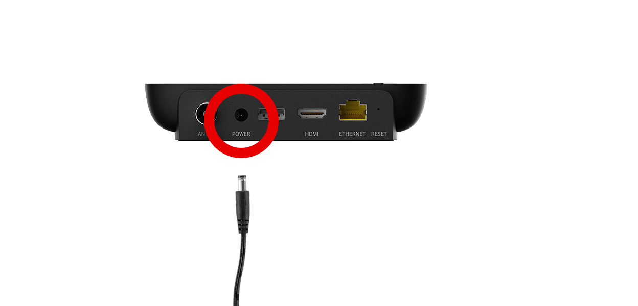Anleitungsfoto: Netzstecker wird in die GigaTV Home gesteckt.