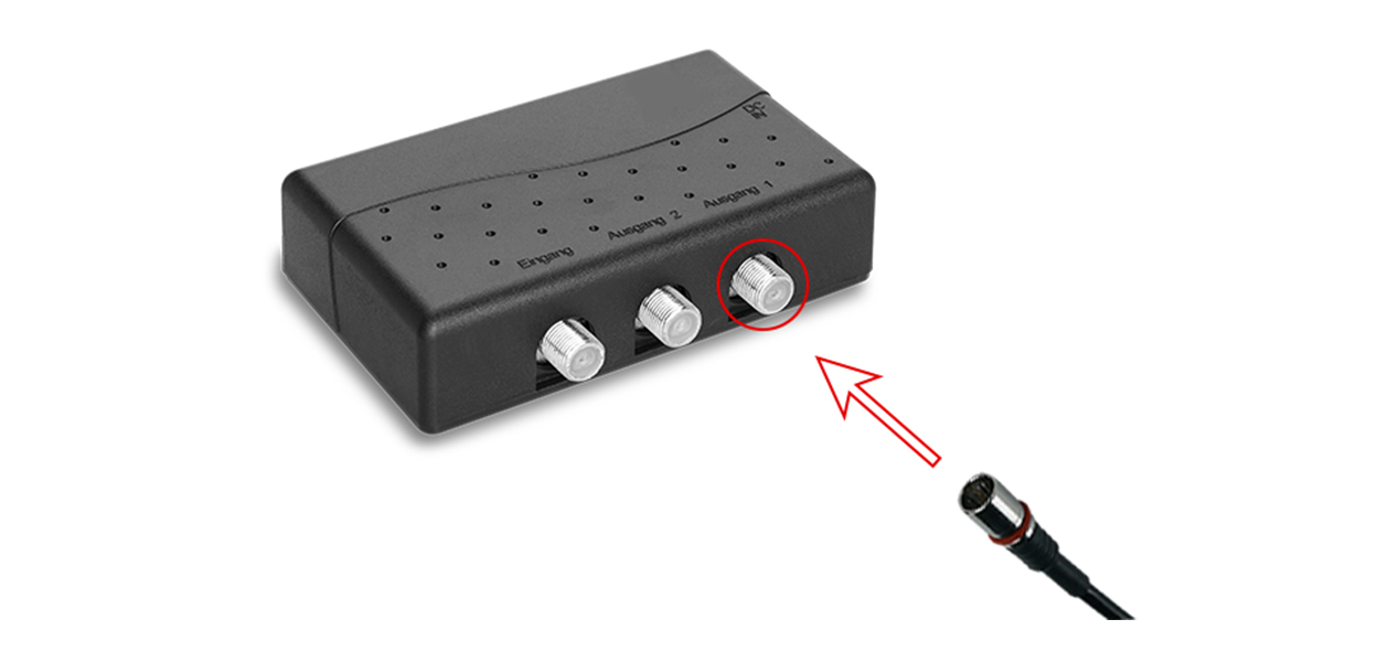 Anleitungsfoto: Anschlusskabel wird auf den Ausgang 1 des Splitters gesteckt