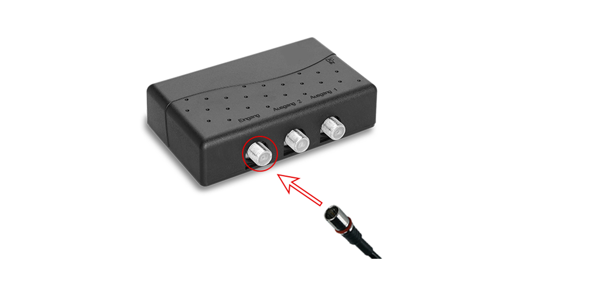 Anleitungsfoto: Anschlusskabel wird auf den Eingang des Splitters gesteckt